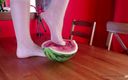 Mistress Legs: Verpletterende watermeloen met nylon voeten