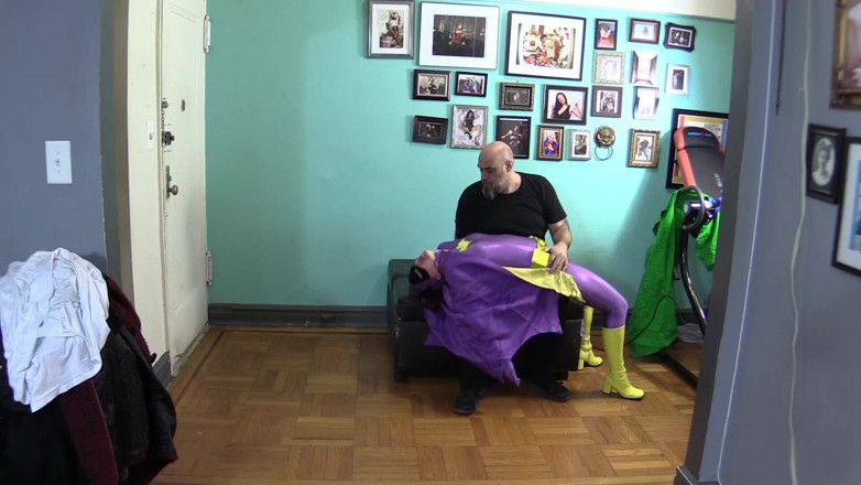 Evangelines Fetish: Batgirl відлупцьована (hd файл)