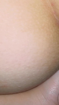 Ela nunca tentou sexo anal - eu estou tentando enfiar meu pau na bunda dela.