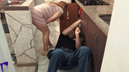 AlinaVelvet: Azgın evli kadın mutfak tamircisini baştan çıkarıyor ve kocası eve dönmeden önce...