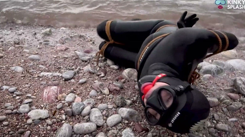 UKCuteGirl Lucy Lauren: Merayu untuk diikat dalam beuchat 8mm - awek wetsuit bergelut di Jalan...