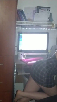 Laura mengongkek seorang pelajar sesama. Apabila dia pergi untuk melakukan mereka selesai berkongkek! Laura seksi melawan dinding untuk mengongkeknya