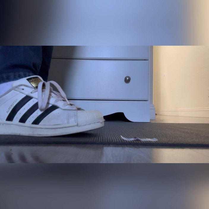 Tan feets: Mista gigantessa latina tanfeets in sneakers e calzini rimozione scarpe...