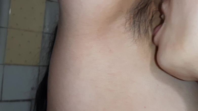 Lesbian-illusion: M-am pișat în gura ei și apoi mi-a lins pizda, sfârcurile și axilele -...