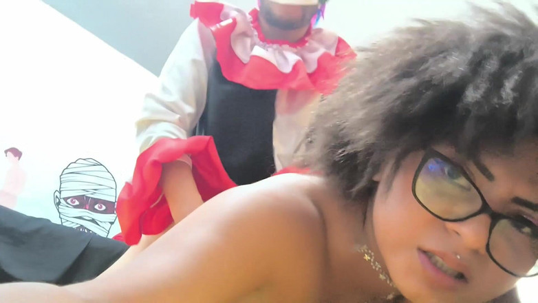 NEGRITA SEXY: Enteado coloca uma máscara no Halloween e fode sua madrasta...