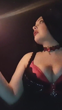 Tetas grandes fetiche en Halloween con cera y aceite