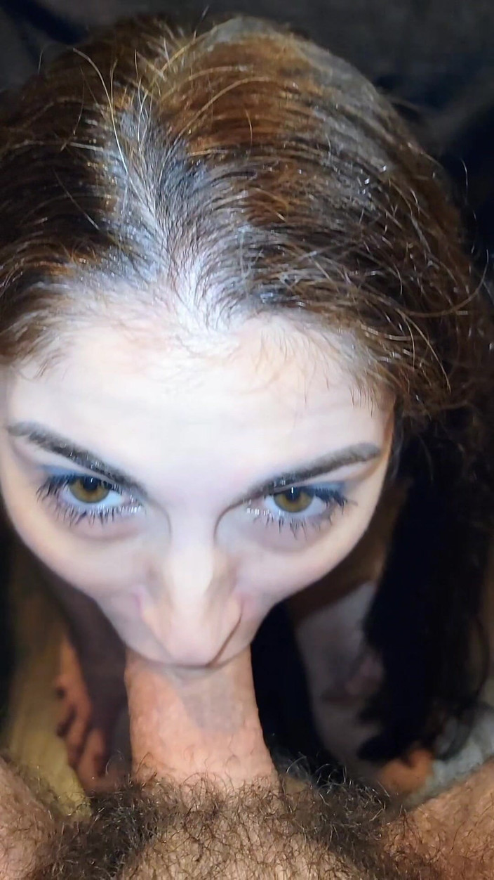 Annalee Blue: Una vera MILF amatoriale si diverte