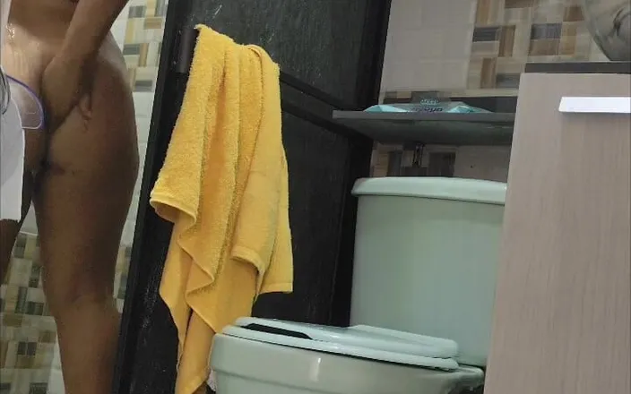 1lindapareja: Looking at My Egyptian Stepmom While She Bathes, Real Sex