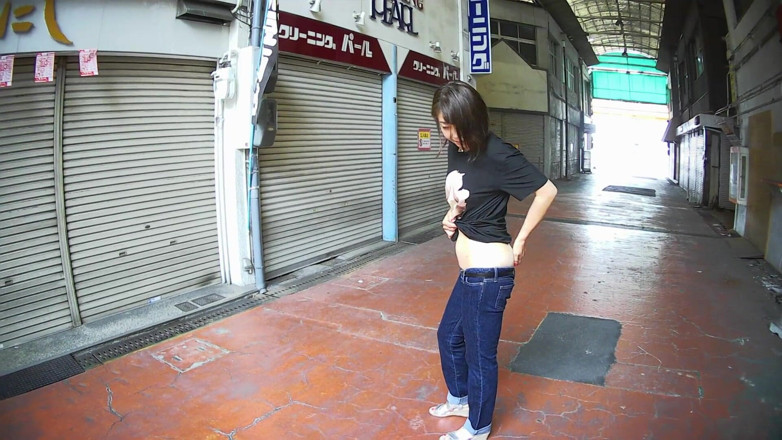 Mayumi Kanzaki: Jepun berjalan dengan pantatnya di luar rumah