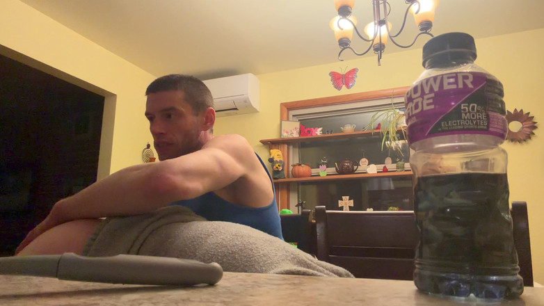 Alpha stud 4 u: Ohbíte Emo holku přes kuchyň. Stolička ve jasné vzdušné kuchyni...