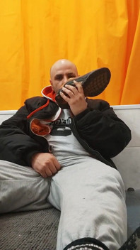 Dj-bro hat niente soldi e nessun umore, ma calzini sporchi.mmm È come adrenalina