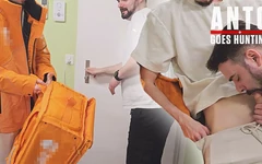 Hetero twink student voedselbezorging overtuigd om een pijpbeurt te krijgen