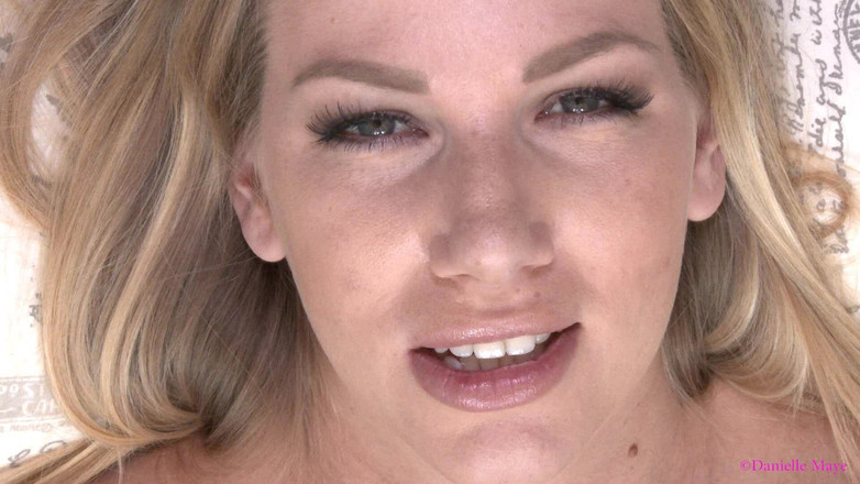 Danielle Maye: Baise de près