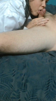 巨乳がチンポを吸う
