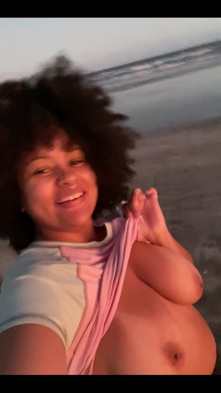 Cutiepiie Chubby: Atardecer en la playa y yo sin sujetador mostrando mis...