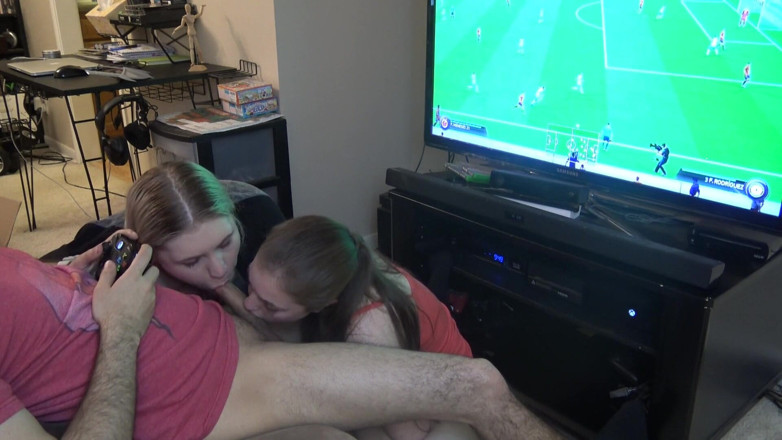 LustfulGeeks: Подвійний мінет, поки він грає в FIFA