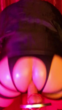 Cavalgando e fodendo meu vibrador para o ritmo da música 4