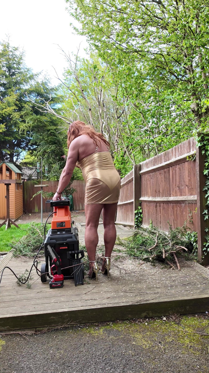 Kellycd2022: Sexy Crossdresser Kellycd2022 in Gold Dress and Heels Out in...