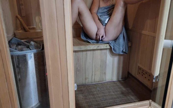 TheloveStory: Si masturba con un sex toy in sauna