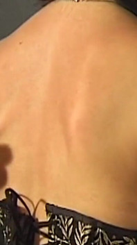 Una miLF corsettata in maschera serve padroni incappucciati avidamente