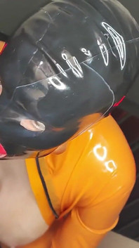 Mamada en máscara de látex y catsuit - semen en las tetas