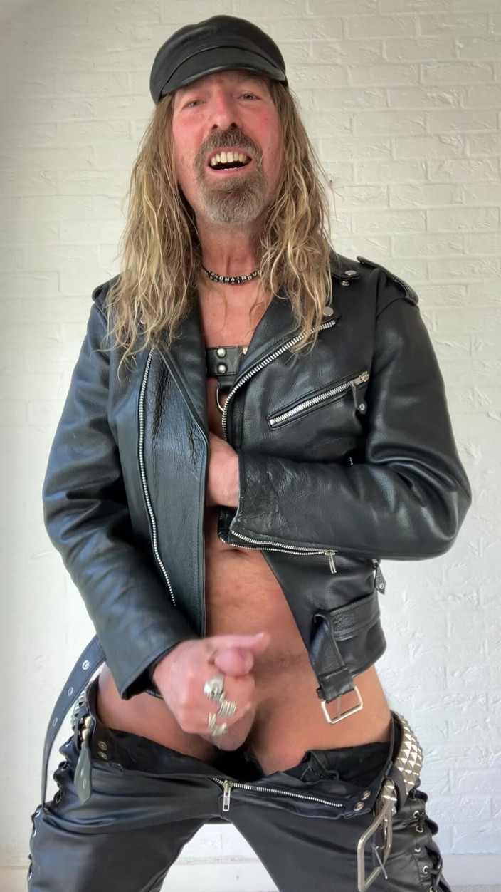 Longhairdude: Longhairdude в повній шкірі дрочить і ріже