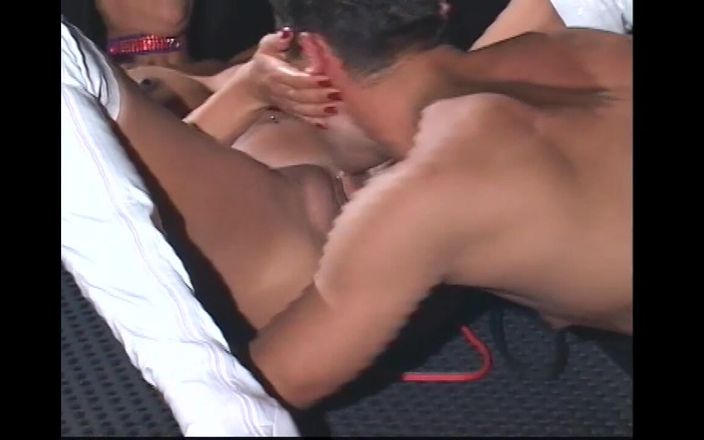 Fetish Desire: Fantastická MILFka svázaná a roubíkem s ošukanou koulí a výstřikem...