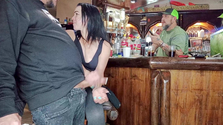 Bigjoefuckalott: Ben Bar Sitesinden Izlerken Komşum Karımı Sikiyor