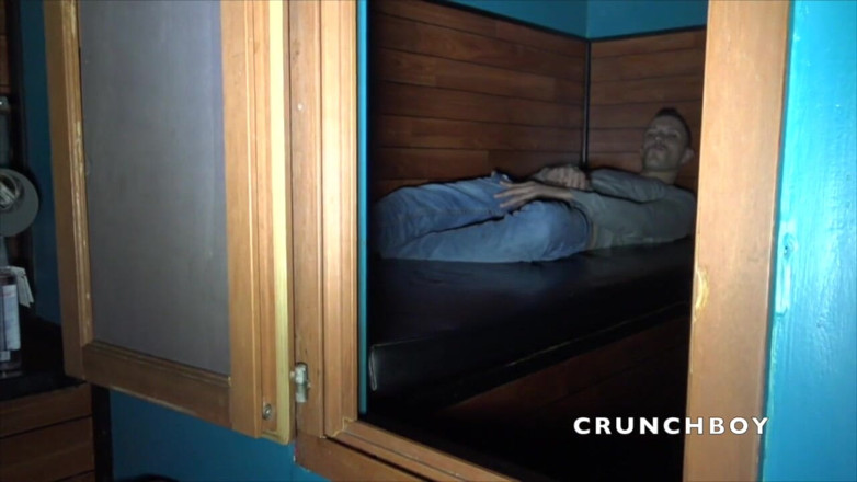 Kinky Bareback Boys: Brandon dientot dari belakang sama juan perez yang nakal
