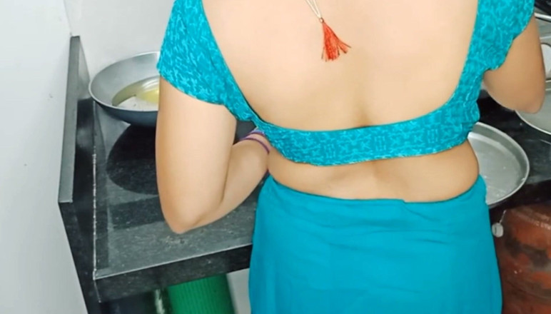 Kavitha_Vintho_: Femme desi indienne dans la cuisine, notre mari est allé...
