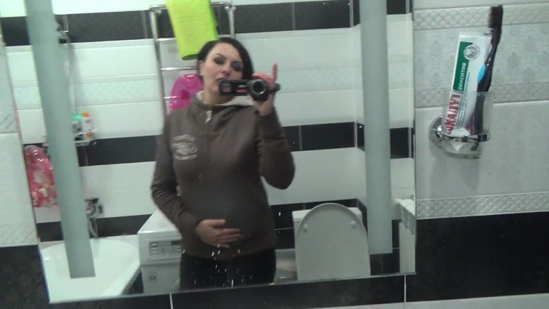 Sexy Milf: 長い絶望とたくさんの液体の後にトイレで長くたくさん放尿