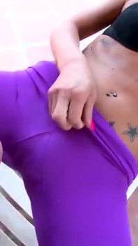 Sexo anal al aire libre con rubia tatuada cambiándose los pantalones