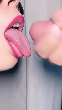 Primo piano di kissy: dolce gioco orale