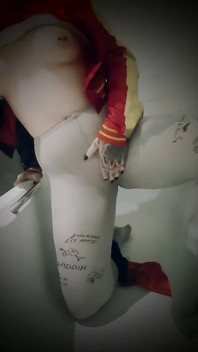 Harley Quinn se în baie