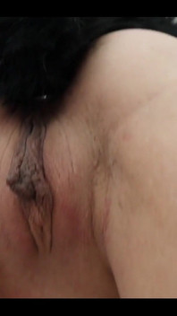 그녀의 키티를 보여주는 키티