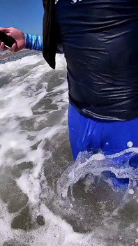 Bărbați și femei de pe plajă se excită văzând pula mea în Elastan umed