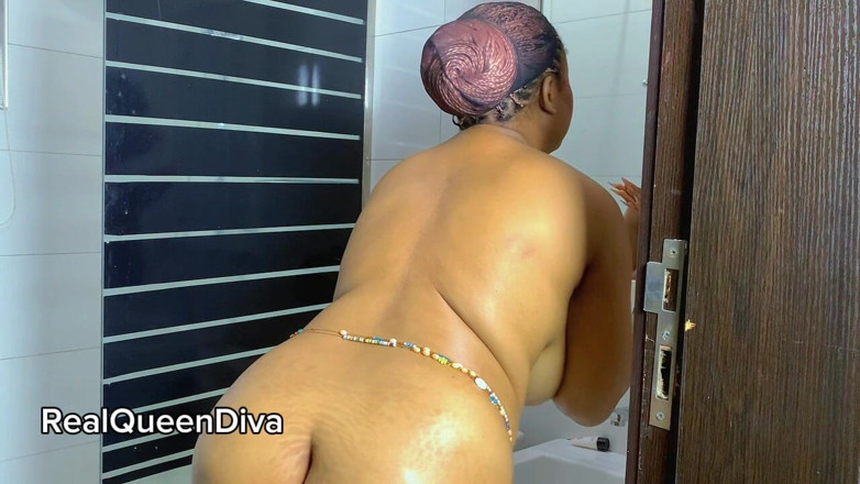 Real Queen Diva: Königin diva in einer heißen dusche
