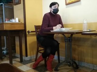 Mature cunt: Оргазм со скрещенными ногами в кафе