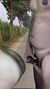 Mengongkek awek seksi Preeti dalam perjalanan ke ladang.