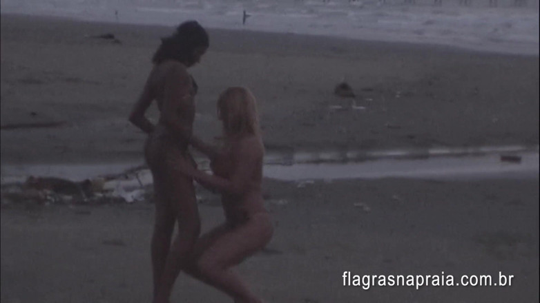 Amateurs videos: Min frus första gång med en annan kvinna på stranden