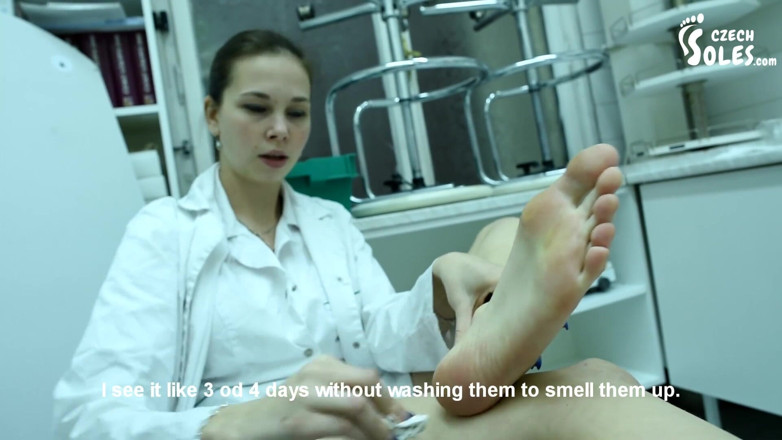 Czech Soles - foot fetish content: Badania laboratoryjne serum anty-zapachowego dla jej naprawdę śmierdzące stopy
