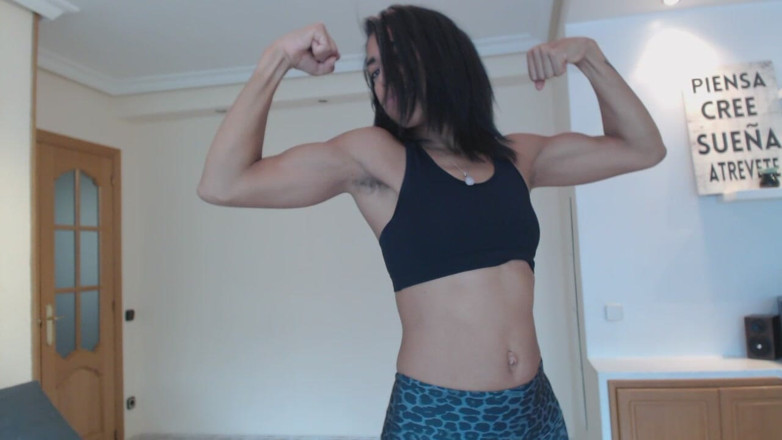 Golden lace: Flexing in pantaloni da yoga
