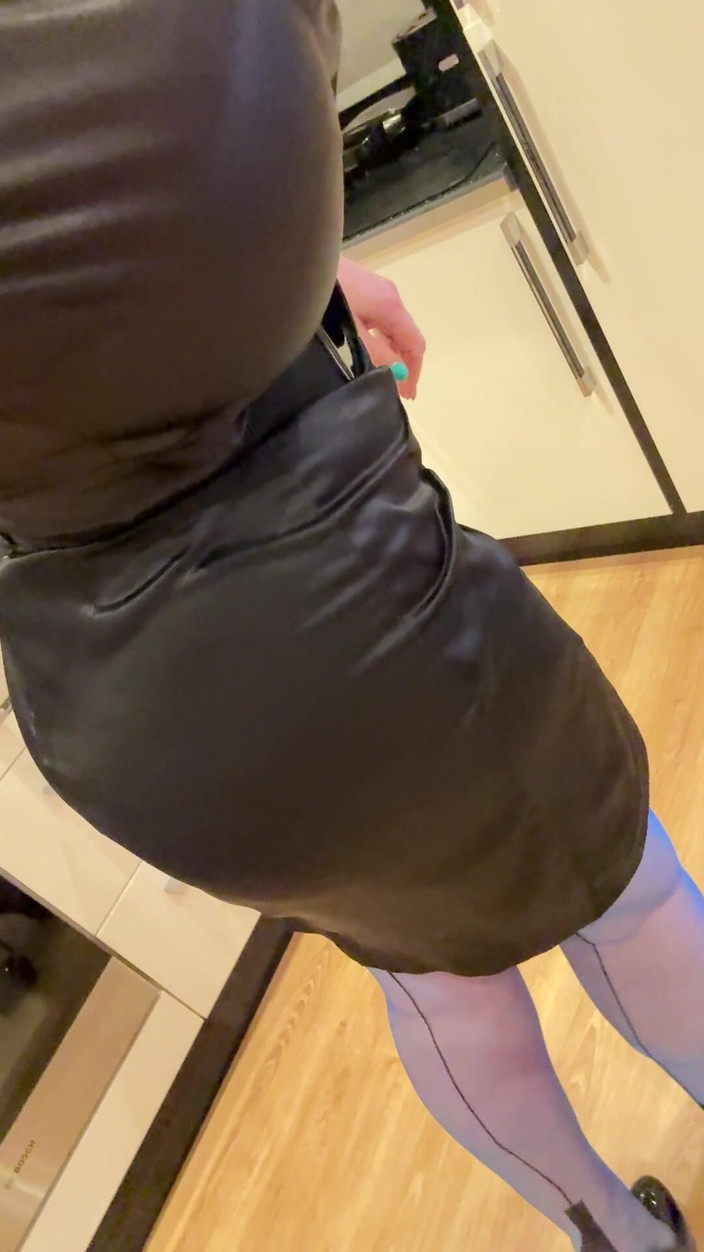 Sophie James: La padrona con il rossetto nero adorazione delle tette enormi...