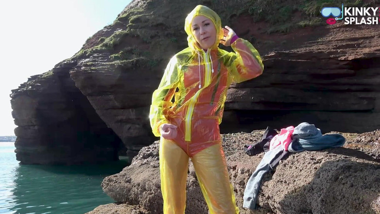 UKCuteGirl Lucy Lauren: Lifejacket, PVC a neprene namočené ve slunci a spunku