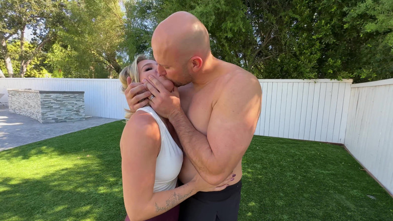 J-Mac: สาวผมบลอนด์คุณแม่เลี้ยงนักฟุตบอล โดนยิงประตูเข้าในหี