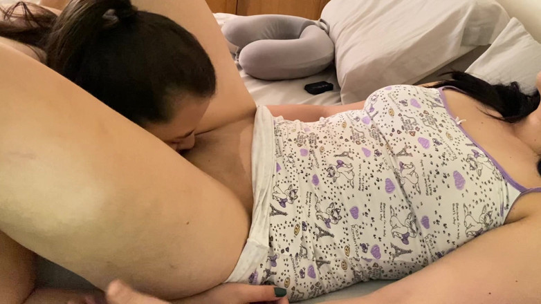 zoemelissa: 순진한 쾌락으로 비명을 지르기 전까지 보지를 삼키기