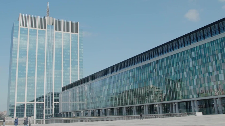 Anal lover: Zona anală Blonda Bombshell ia muie adânc în gât și călărește pula