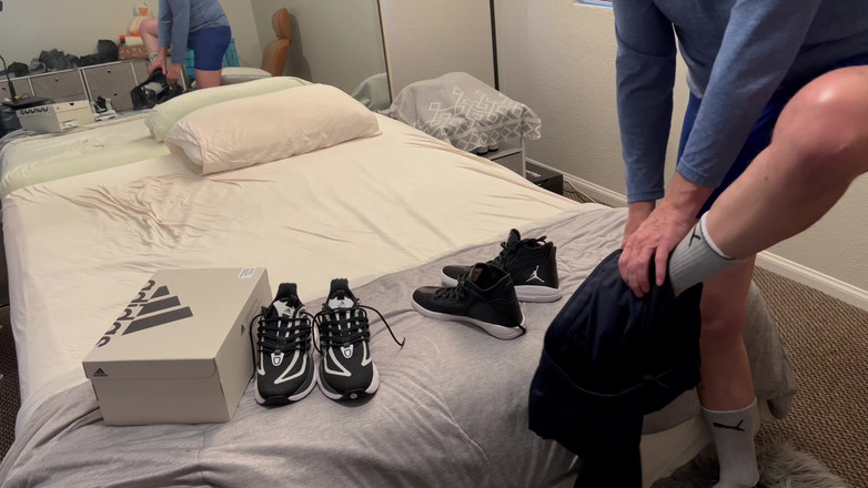 snkrluvr69: Mainin sepatu kenegangan untuk pertama kali, ngentot hot, jilat, crot