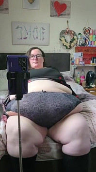 SSBBW BBW ベリーゴッデスのバスルームストリップ