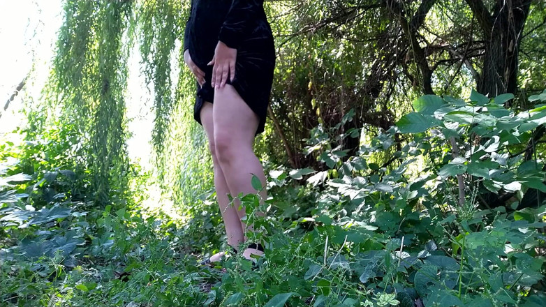 Elena: Powerful stream of urine of Russian stepmom in outdoors
